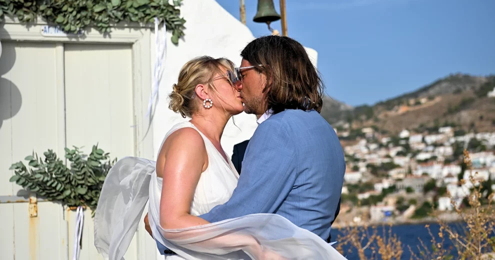 Hydra - Hochzeit Kuss vor der Kapelle