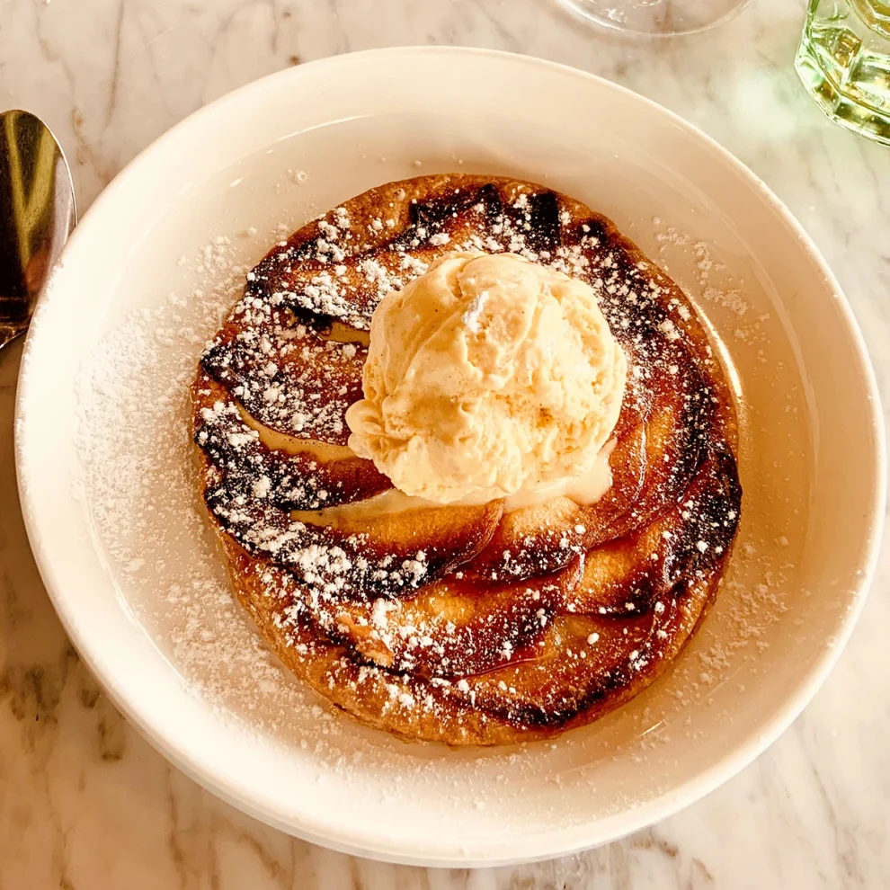 Brasserie de la mediteranée - Apfelkuchen mit Vanilleeis
