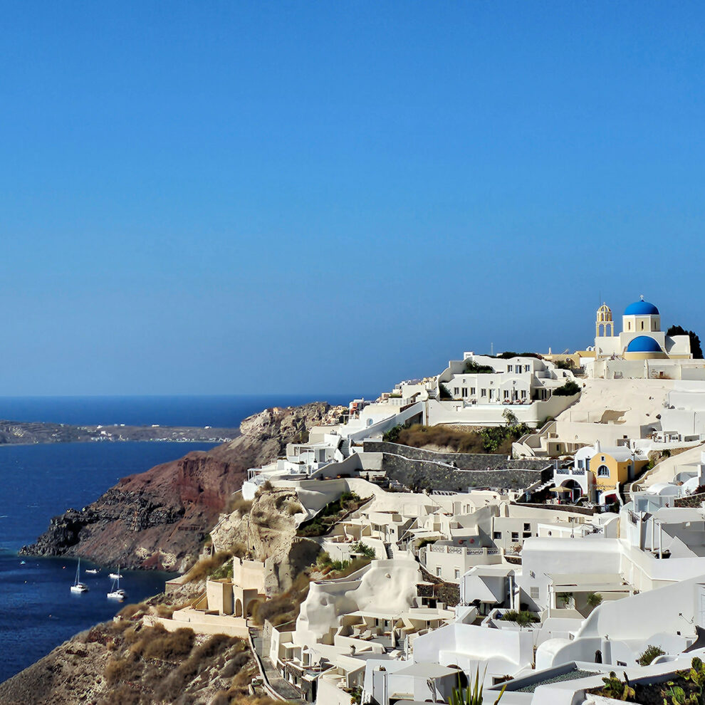 Santorini - Oia - Sicht auf die Stadt und die blaue Kuppelkirche