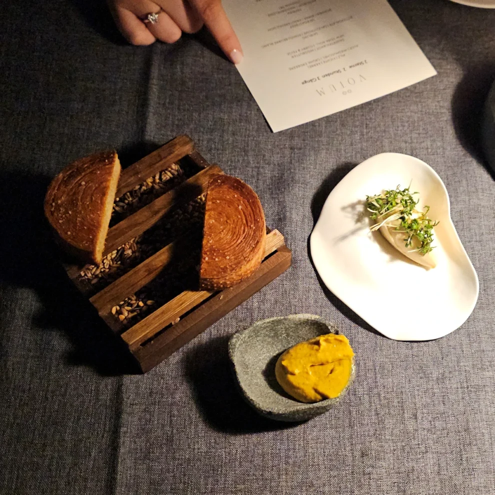 Sauerteigbrot | Misobutter | New York Roll | Curry & Feige