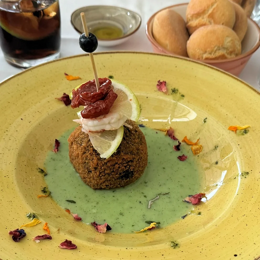 Ristorante Rosmarino - Arancini mit schwarzem Reis und Garnelenfüllung