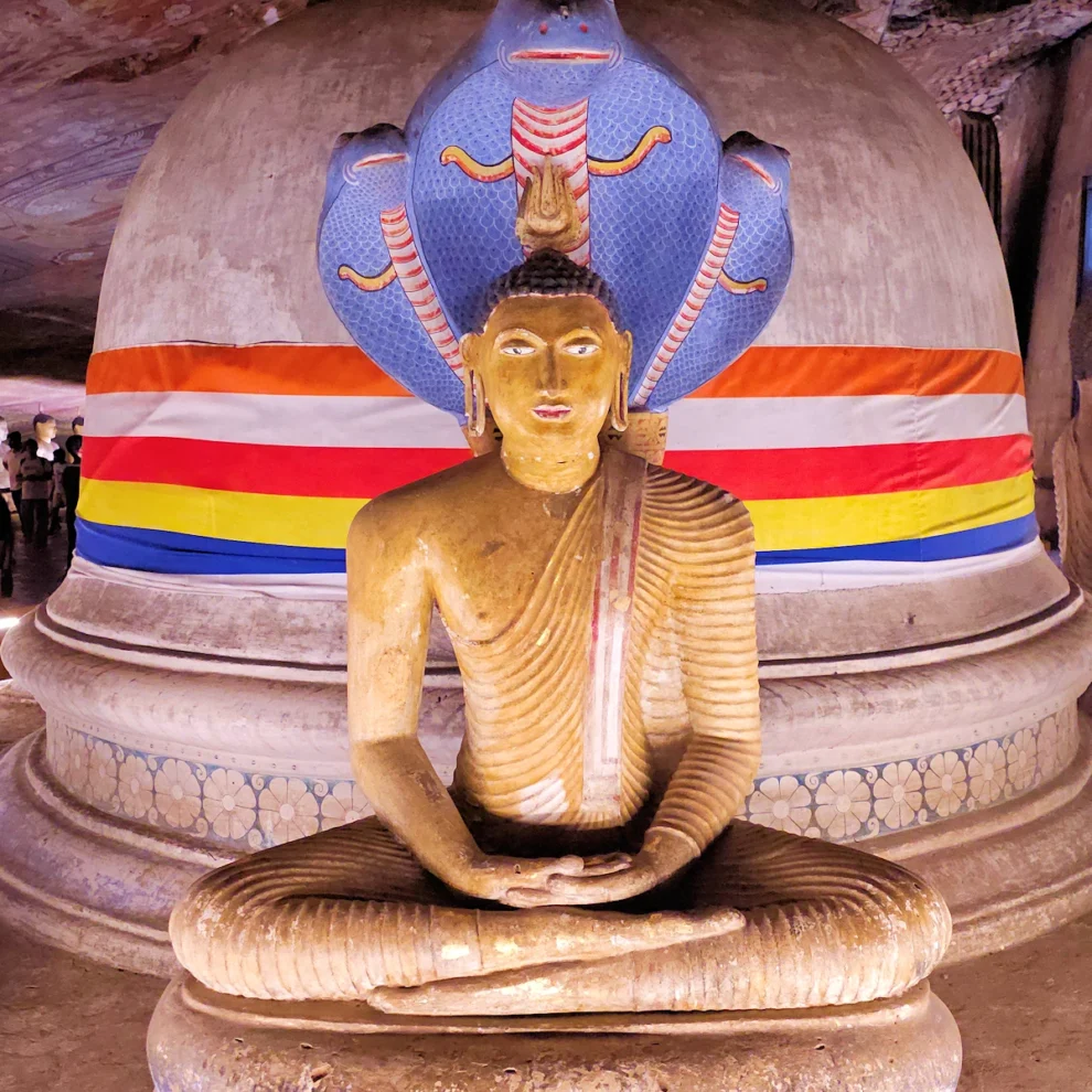 Dambulla - Höhlentempel - Sitzender Buddha mit Kobra
