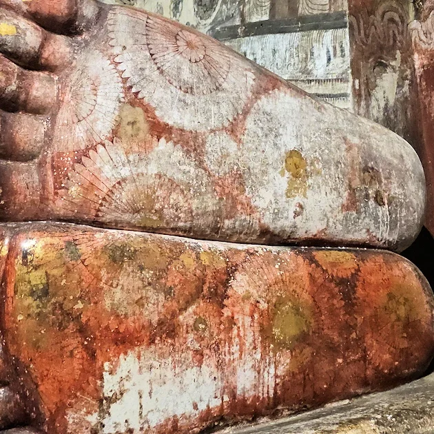 Dambulla - Hohlentempel - Füsse des liegenden Buddha
