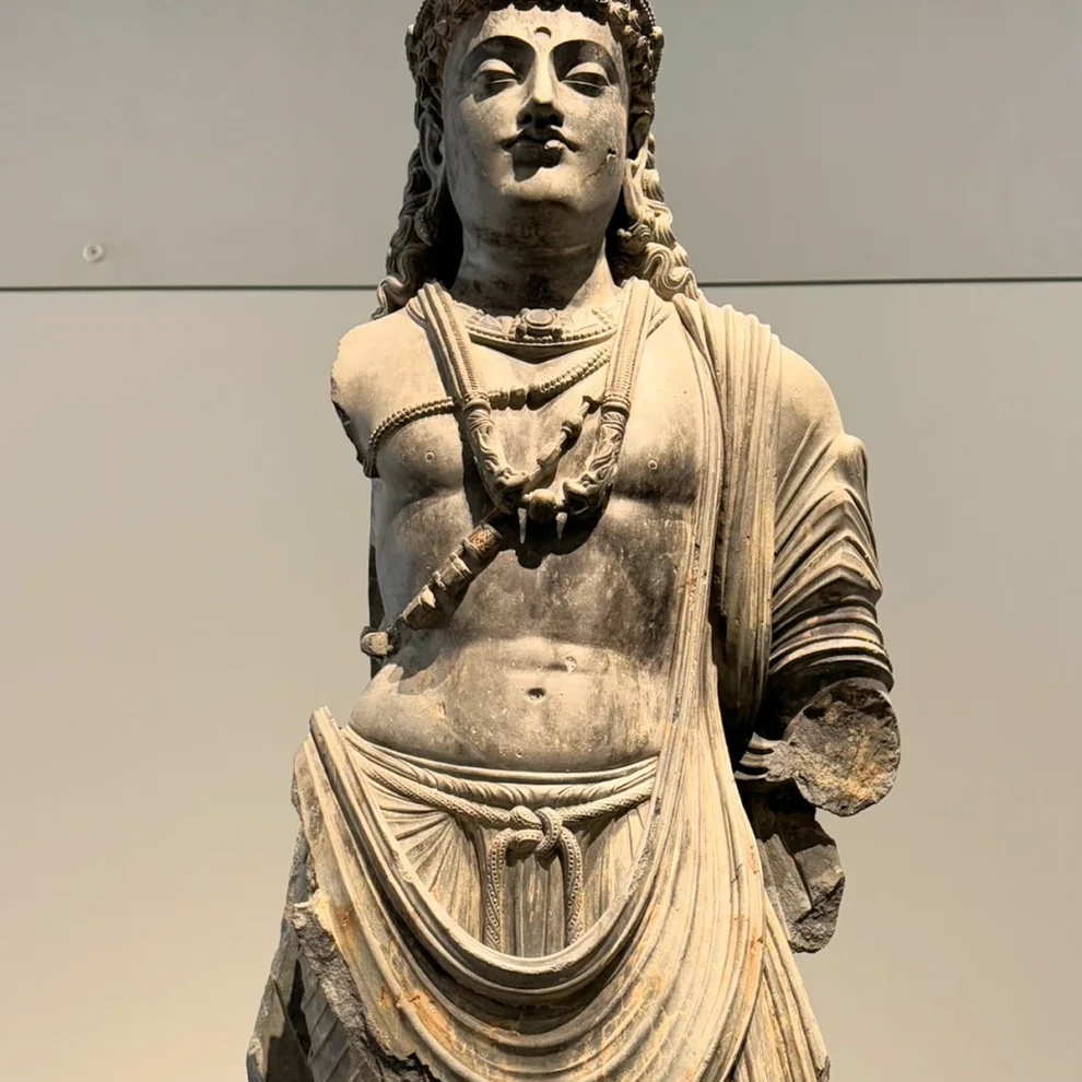 Louvre - Bodhisattva, Pakistan, Gandhara, Kushan empire, 100-300 CE